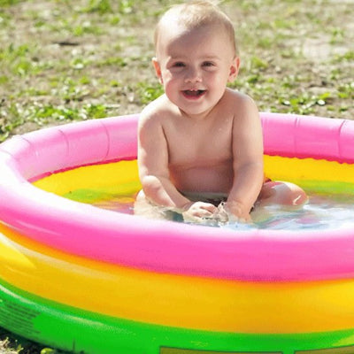 Bébé profite des  journées dans sa piscine gonflable