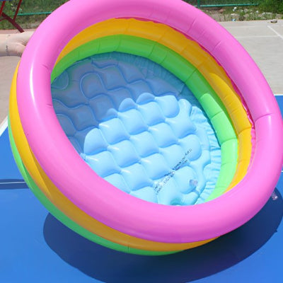 Piscine gonflable bebe couleurs Arc-en-ciel avec le fond en bulbe ondulé.