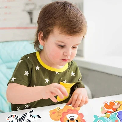 Le tout petit joue avec ses Puzzle en bois montessori concentré et seul