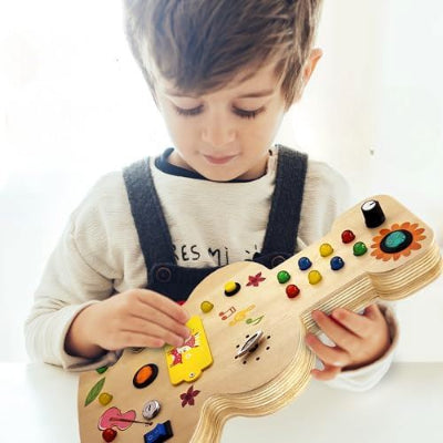 Tableau Montessori Guitare met le tout petit dans la peau d'un guitariste