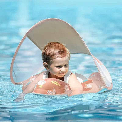 Joie et détente dans sa bouee piscine bebe