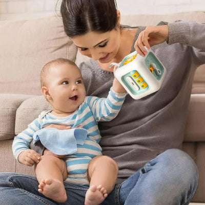 Cube d'activité bébé crée des liens précieux entre la maman et son bébé lors des séeances de jeu partagés