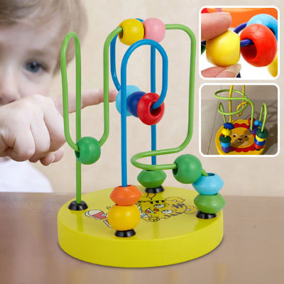 Manipulation des perles du cube d'activité bébéavec le petit doigts