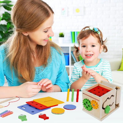 Séance d'éveil et de plaisir avec maman autour du cube de motricité bébé