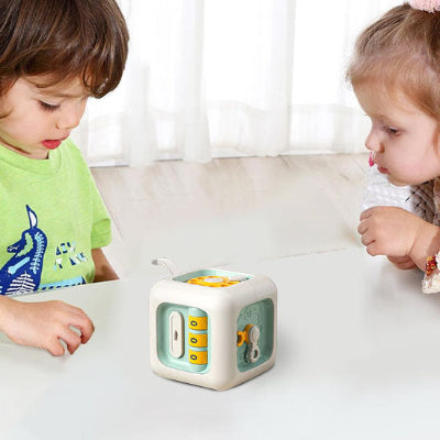 Les nfants jouent et deviennent autonomes avec leur cube d'activité sensoriel.