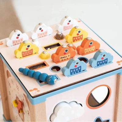 Face supérieure du cube motricité bébé est fait d'un jeu de pêche aux poissons et chenilles