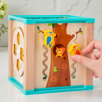 Une facette du cube motricité bébé qui exige et forge la précision dans le mouvement.