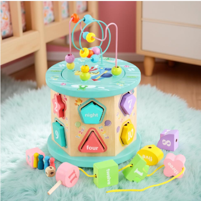 Cube de motricité bébé avec ses perles rondes bleues en forme de 12 trous