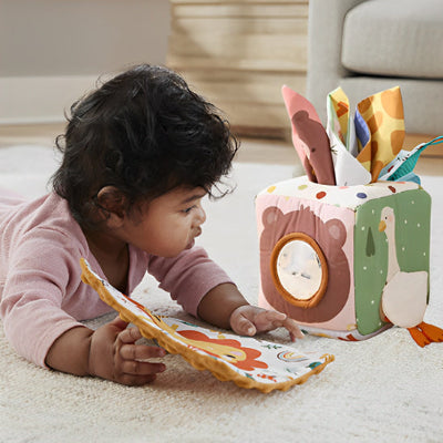 Jeu de facon concentré, calme et autonome avec le cube morticité bébé