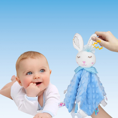 Doudou lapin bleu avec son jeu chic chic invite l'attention de votre bébé