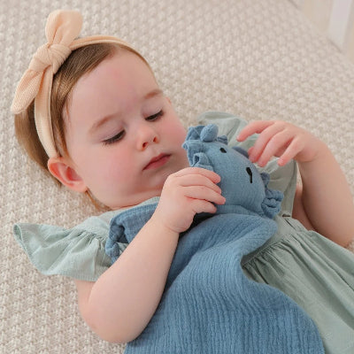 inspectation visuel et tactile de son doudou lion plat