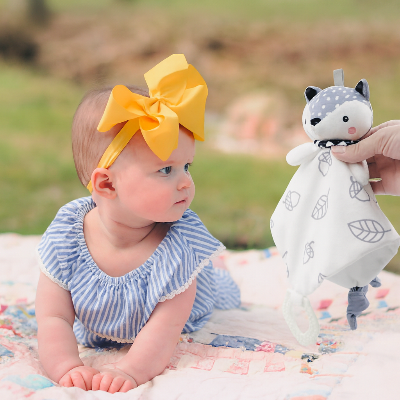 une petite fille toute captivé par son doudou