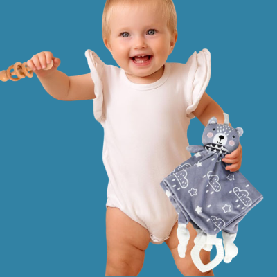 bébé très souriante avec son doudou ours qui l'acompagne partout