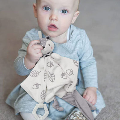 Bébé très calme, avec son doudou contre lui