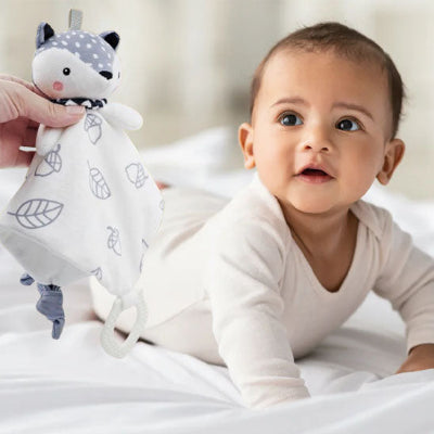 Attirer l'attention du bébé avec un doudou renard