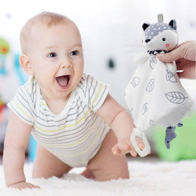 Bébé trop exciter, bouche ouverte lorsque son doudou renard lui est tendu