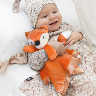 Doudou Renard au tissu polyester ultra-doux et tissu satiné soyeux pour stimuler tout les sens de votre bébé