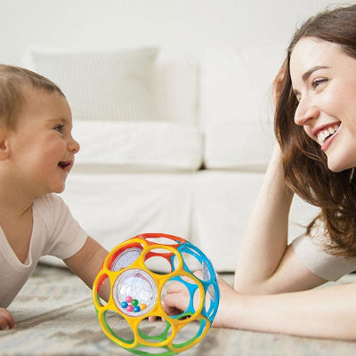 Hochet bebe, balle classic à trous pour des séances d'éveil réussies