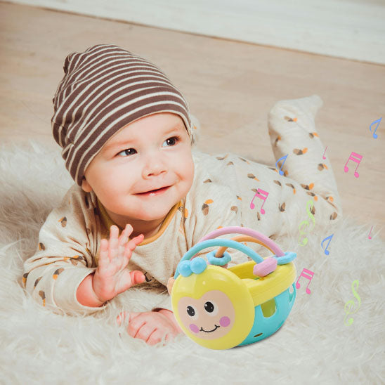 Les couleurs et mélodie du hochet bebe stimulent l'ouie et la vue