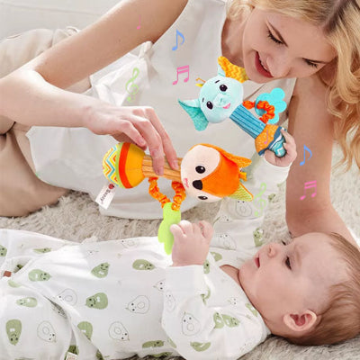 Jouet avec bébé pour utiliser son hochet bébé à profit de l'éveil et de la motricié