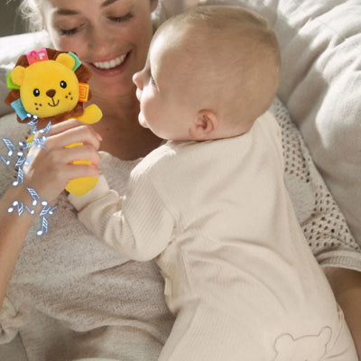 Le hochet bébé renforce le lien parent-enfant avec les moment de jeux partagés