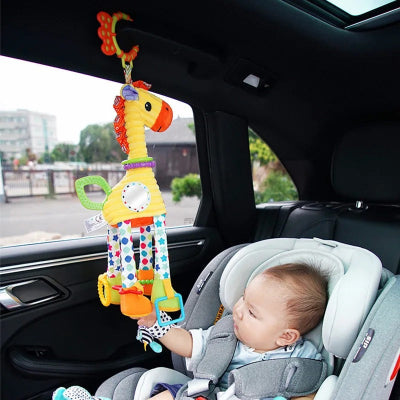 Bébé s'agripper à son hochet suspendu en voiture pour un voyage paisible.