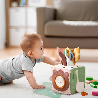 Ramper joyeusement et naturellement pour saisir les differents textures du cube motricité bébé