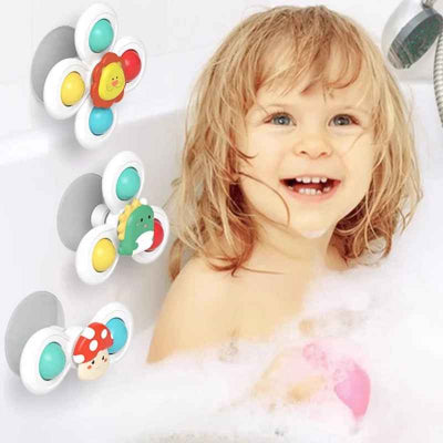 Un gros sourire au visage durant le bain avec ses 3 jouets baignoire bebe fixé sur la baignoire
