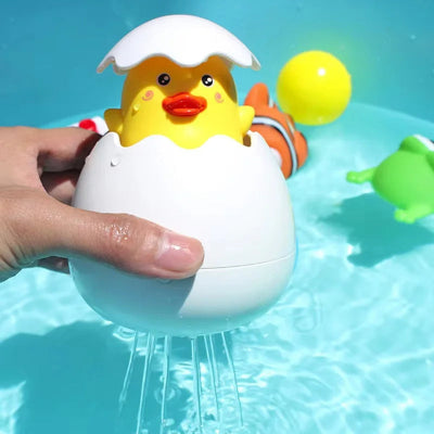 démonstration d'une pluie d'eau avec le jouet baignoire bebe