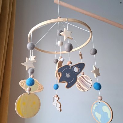 Mobile bebe le système solaire qui tourne autours au dessus de votre bebe