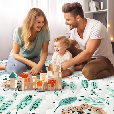 Papa et maman accompagnent le petit explorateur dans son jeu de construction sur la mousse tapis bebe