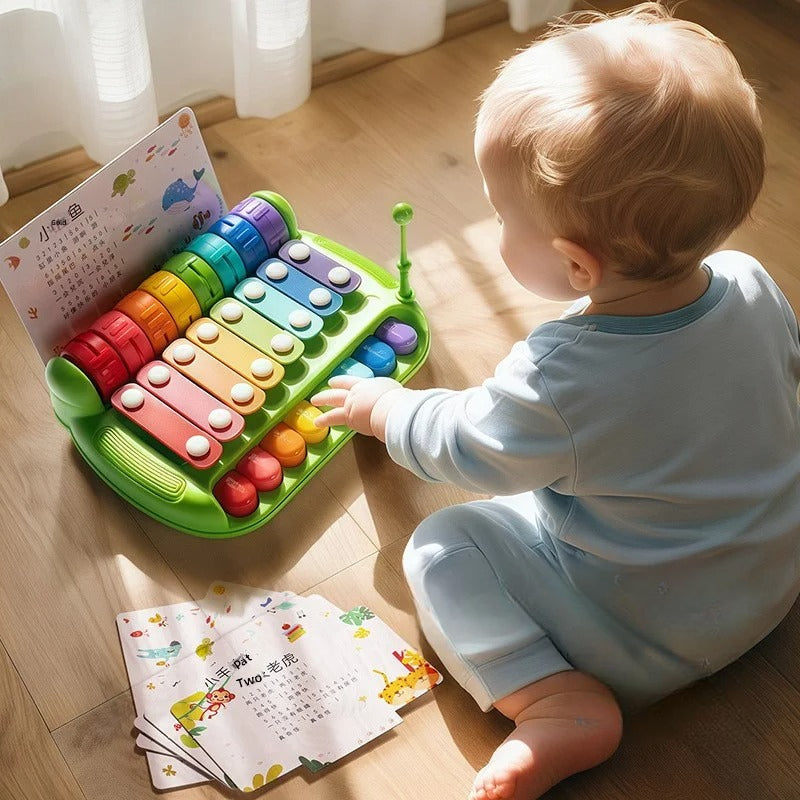 Ses premiers notes avec le piano bebe
