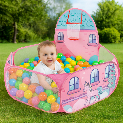 Bébé au calme dans sa piscine a balle et tout joyeux