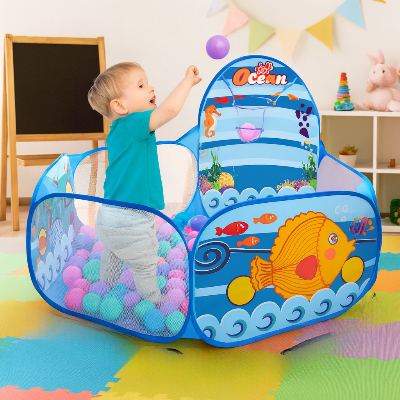 Le jeu de lancé de balle dans le petit panier de basket de la piscine a balle bebe