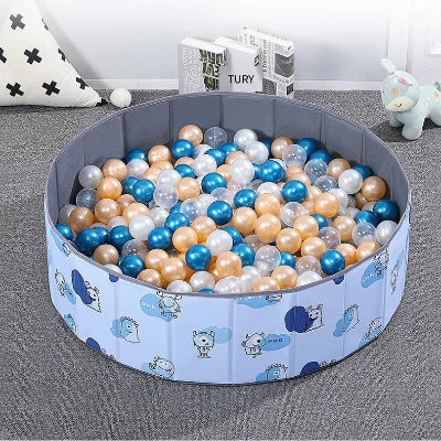 Piscine a balle pour bebe bleu tranforme le salon en parc privé.