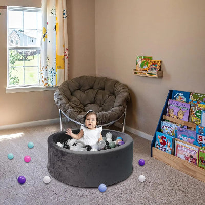 Bébé joue de facon autonome dans sa piscine a balle bebe avec les boules colorés