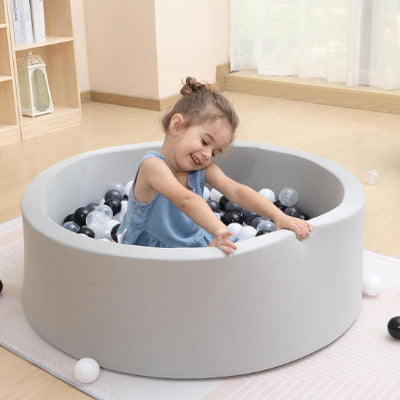 Jeux d'éveil avec les boules et les bords souples de piscine a balle pour bebe.