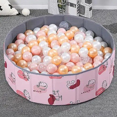 Piscine a balle pour bebe rose tranforme le salon en parc privé.