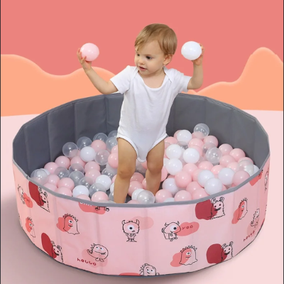 Bébé s'épanouit dans sa piscine a balle bebe, un parc privé rose sophie