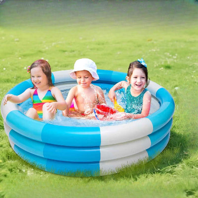 Trois tout-petits profitent du soleil dans une même piscine bebe