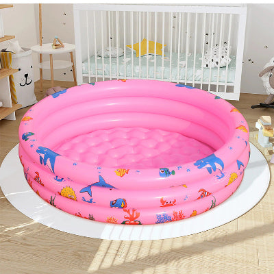 La piscine bebe complète et embellit la petite chambre