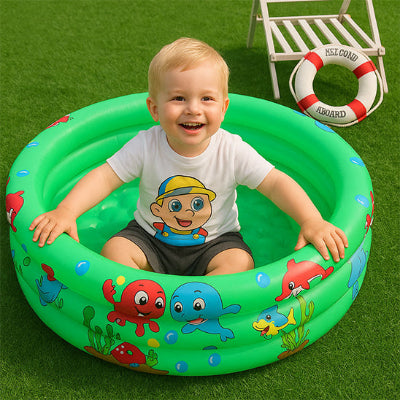 Le tout petit tout radieux dans la petite piscine bebe