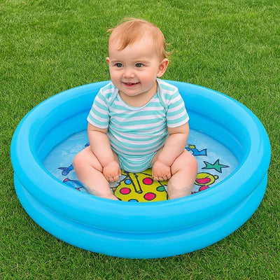 Bébé profite  l'été durant ses moments d'éveil avec sa piscine gonflable remplie d'eau dans le jardin