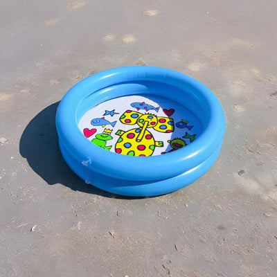 Piscine bebe placé en plein soleil sur un sol chaud et plat.