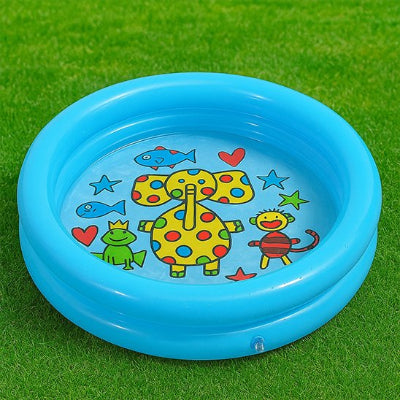 La piscine bebe gonflé et installé sur le gazon du jardin prêt à servir