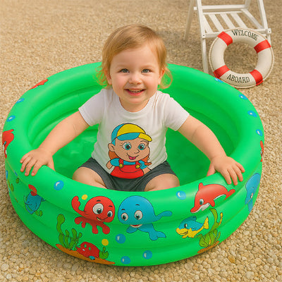 Bebe profite de la piscine bebe sur un sol couvert de gravier nivelé,