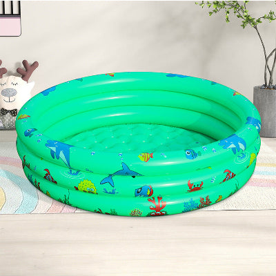 Piscine bebe sur un sol  plat et lisse couvert d'un tapis fin