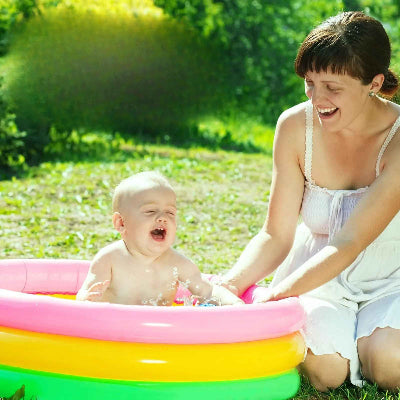 Florilège d'émotion et clash d'eau dans la piscine bebe gonflable avec l'aide de maman
