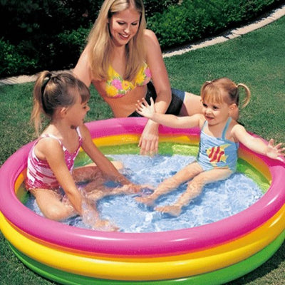 Sensation des pieds sous l'eau entre sœurs sous le regard décontracté de maman