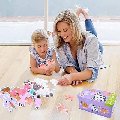 Maman aide sa fille dans la reflexion logique en utilisant le puzzle en bois